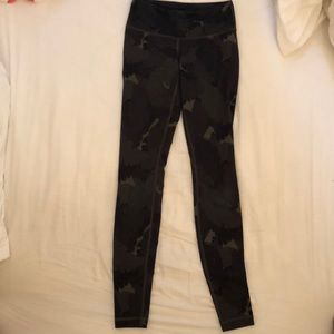 Lululemon low rise palm camo Wunder Under legging